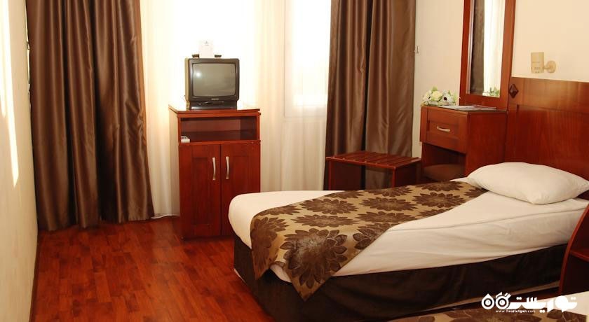 تخت تک نفره هتل نظر